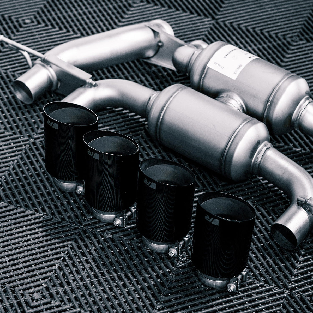 Remus M3/M4 G8X racing axle-back detail 2